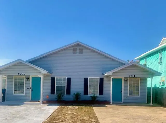 Adorable Beach Bungalow , Just Steps Away!